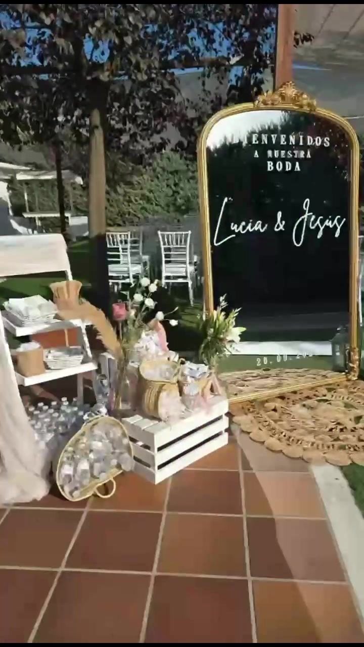 Espejo dorado de bienvenida con los nombres de los novios