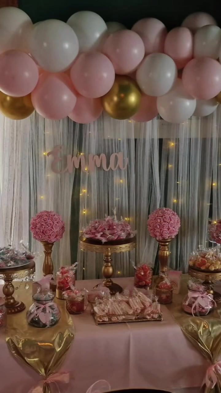 Mesa dulce de comunión con rosas y photocall con nombre