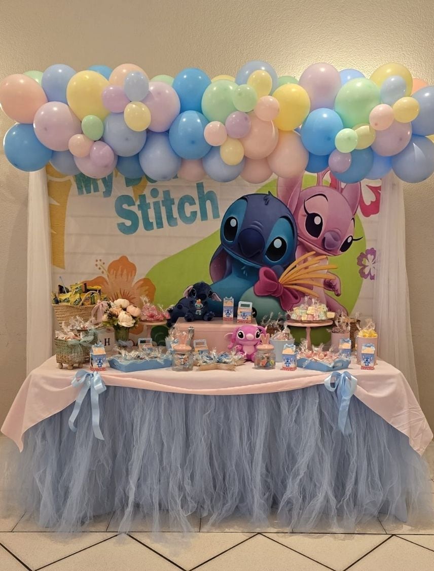 Mesa dulce de comunión con temática Stitch y falda de tul azul