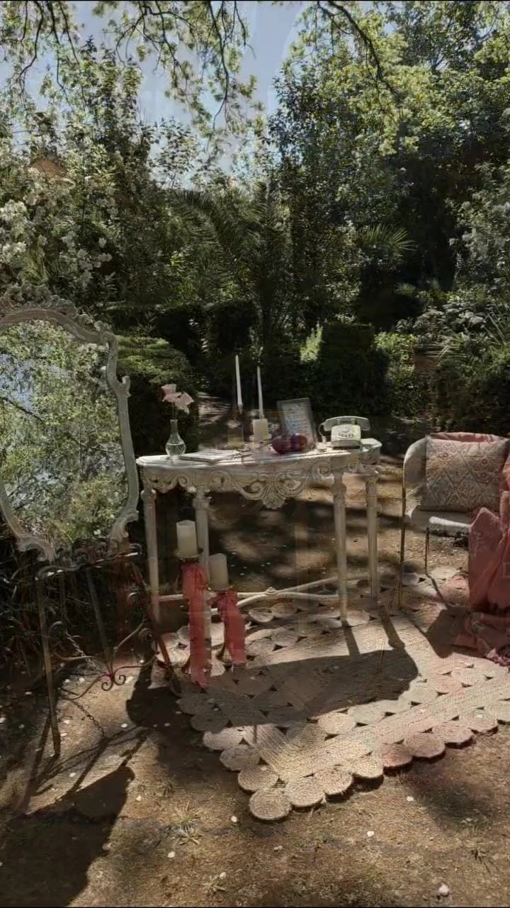 Sendero entre olivos decorado con alfombras de yute y mesas de bienvenida